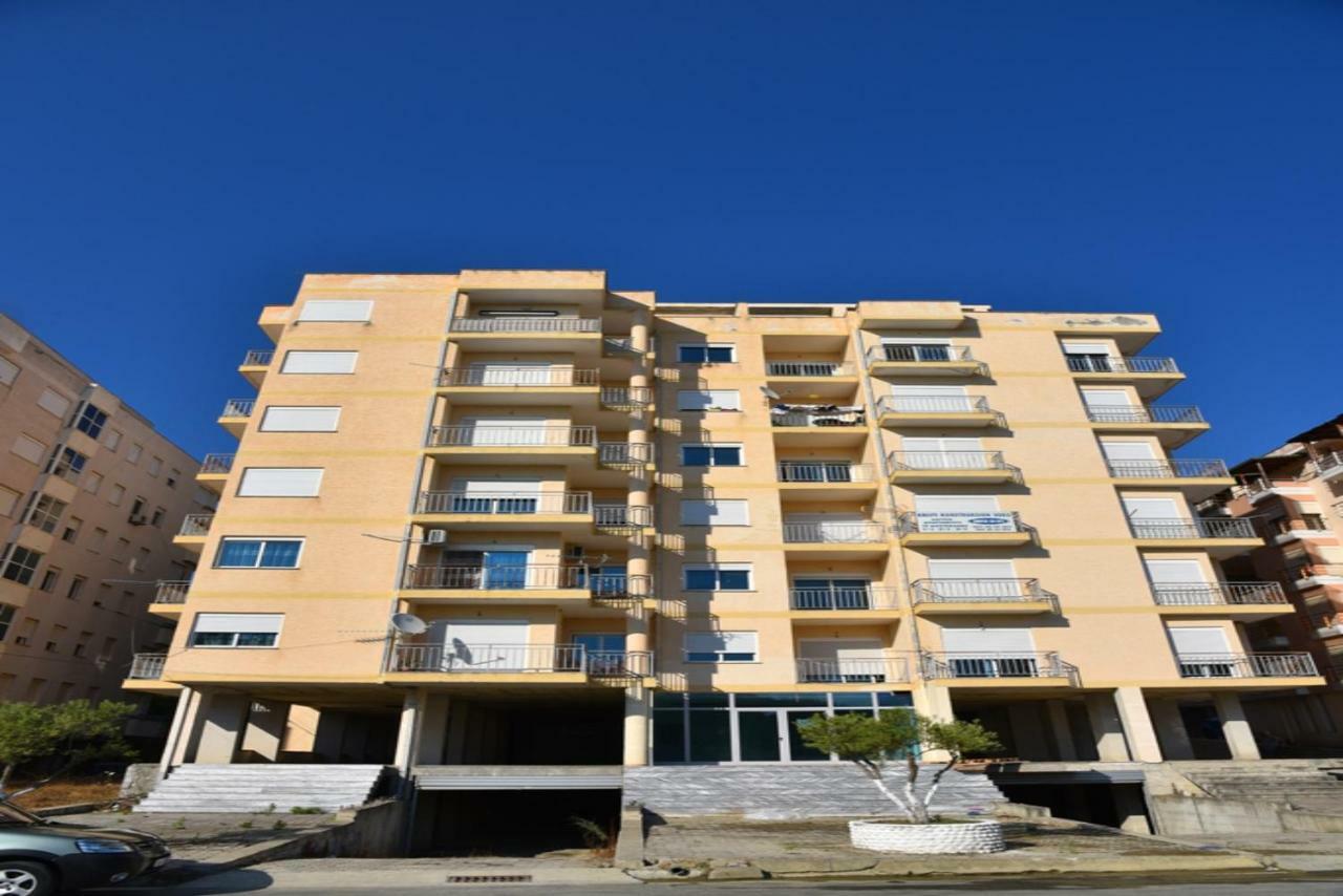 Gzim'S Apartment Durrës Exteriör bild