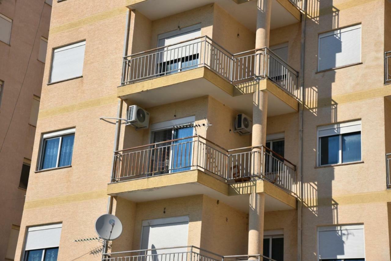 Gzim'S Apartment Durrës Exteriör bild