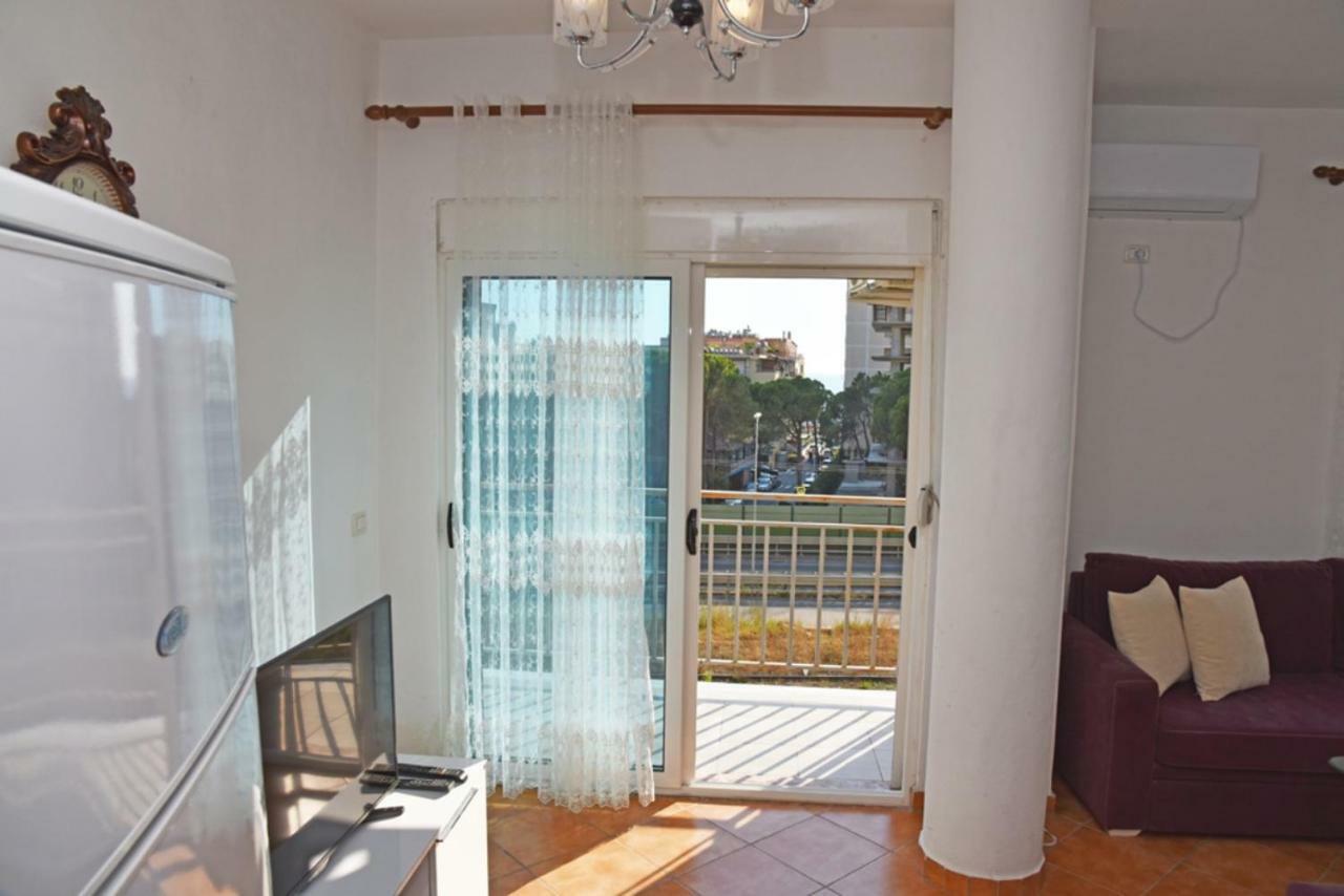 Gzim'S Apartment Durrës Exteriör bild